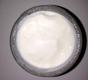 moisturising-the-skin-cream